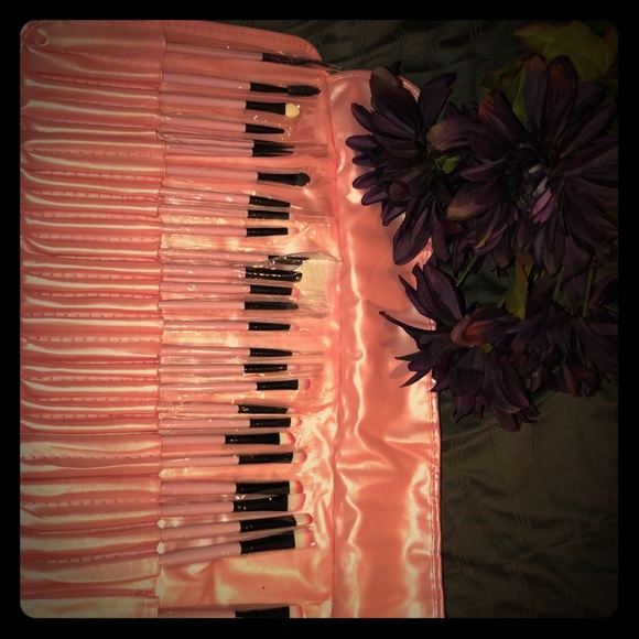 Other - 32 Piece Make-up brush kit brand new